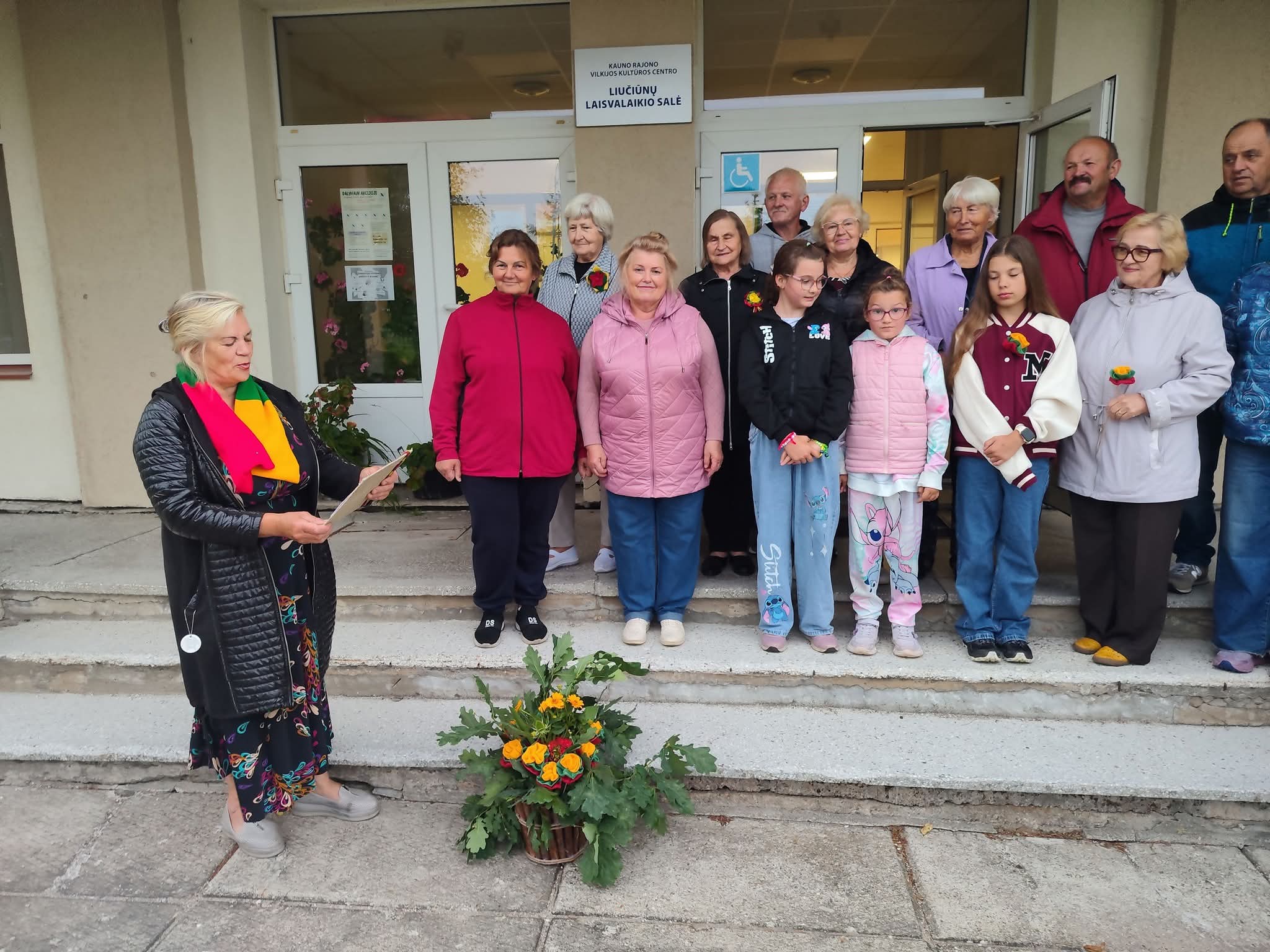 Kultūrinės veiklos organizatorė Elena Tarolienė skaito sveikinimą