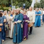 Šventinė kolektyvų, miestelėnų ir svečių eisena į Vilkijos miesto parką. Nuo Vilkijos kultūros centro į Vilkijos miesto parką. Foto Martyno Kievišo