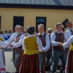 Vilkijos kultūros centro šokių kolektyvų ir svečių koncertas- Vilkijos kultūros centro prieigos. Foto Gintarės Anužės