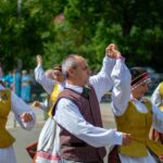 Vilkijos kultūros centro šokių kolektyvų ir svečių koncertas- Vilkijos kultūros centro prieigos. Foto Gintarės Anužės
