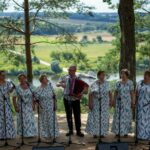 Vilkijos kultūros centro vokalinių ansamblių ir svečių koncertas - Vilkijos atodangoje prie Šv. Jurgio bažnyčios. Foto Gintarės Anužės