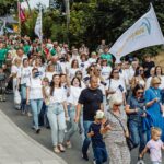 Šventinė kolektyvų, miestelėnų ir svečių eisena į Vilkijos miesto parką. Nuo Vilkijos kultūros centro į Vilkijos miesto parką. Foto Martyno Kievišo