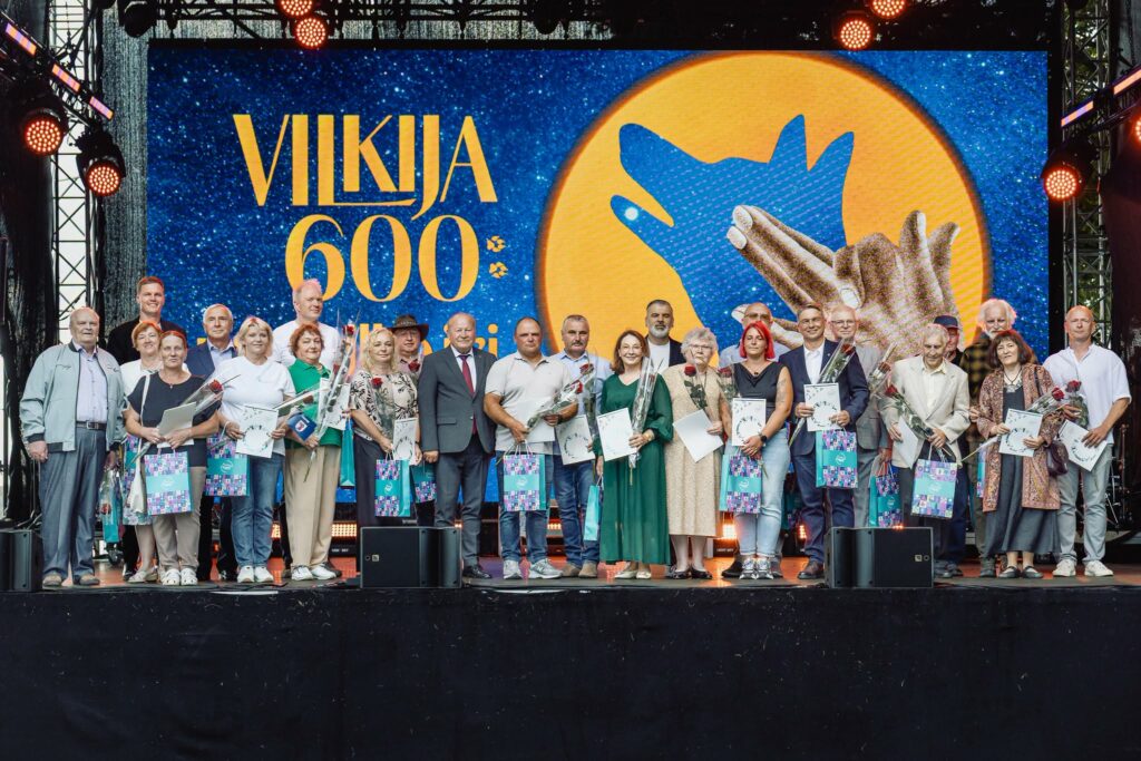 Jubiliejaus proga padėkos įteiktos žmonėms, savo darbais garsinantiems Vilkiją ir puoselėjantiems jos istoriją, kultūrą bei tradicijas. Foto Martyno Kievišo