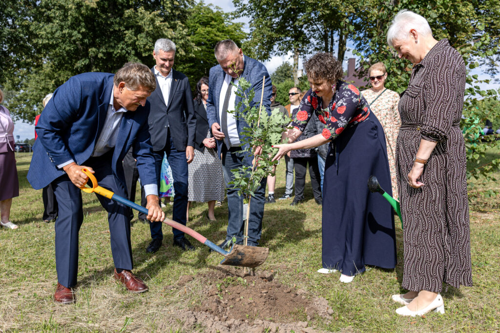 Ąžuoliuko sodinimas