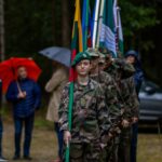 Vilkijos jaunieji šauliai įneša vėliavas