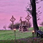 Šventės metu atgyja ir kitos senosios tradicijos – kuriamos šiaudinės ar nendrinės figūros, puošiamos baltų ženklais.