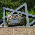 Holokausto aukoms atminti skirtas paminklas Pakarklės miške