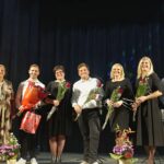 Projekto vadovė Elena Tarolienė su dainininkais iš Kulautuvos