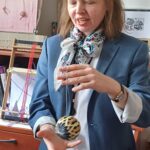 Tekstilininkė Agnietė dalinasi darbų idėjomis.